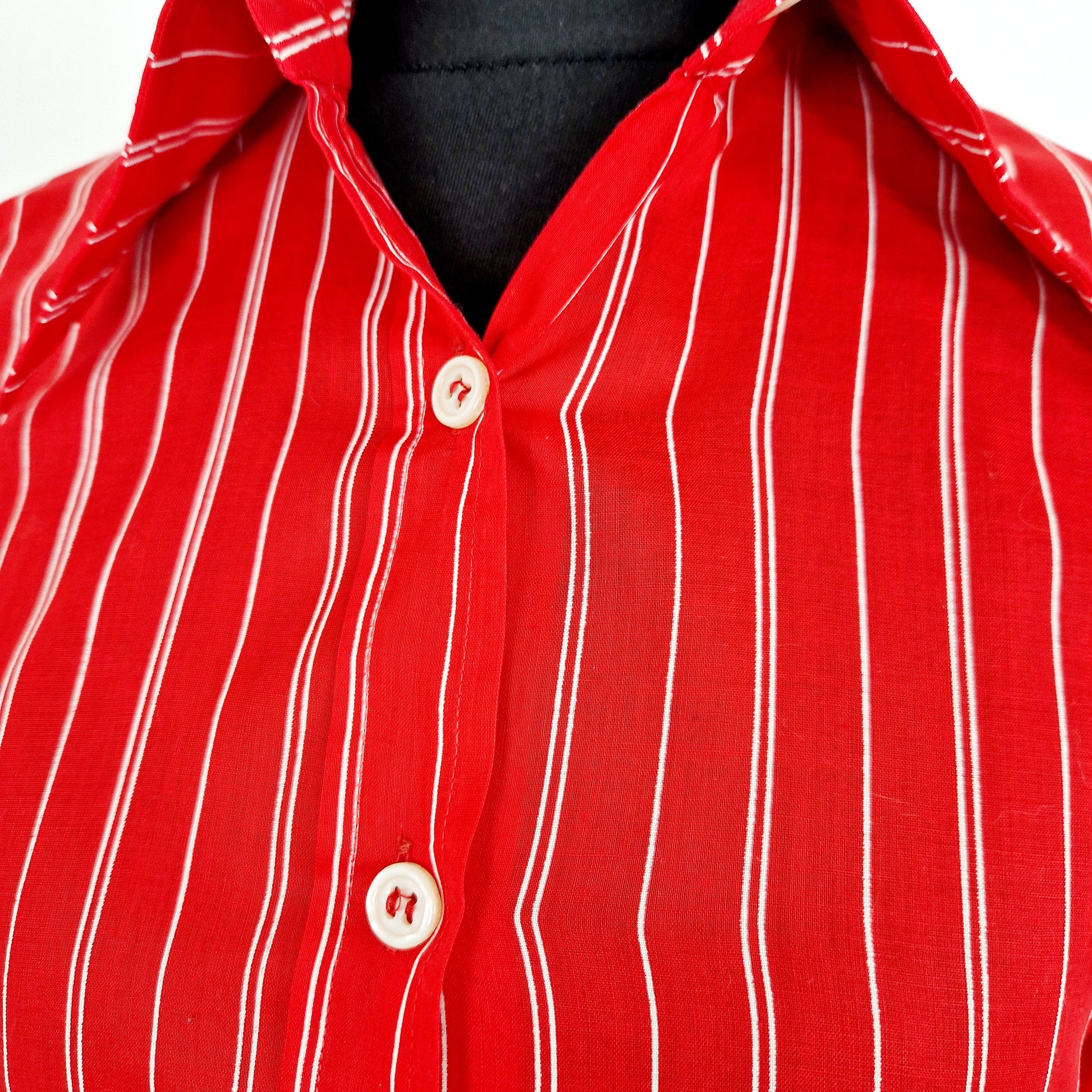 Einzigartige und nachhaltige Vintage Bluse in rot-weiss mit Streifen. Unique and sustainable vintage blouse in red-white with stripes. Close-up.