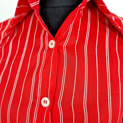 Einzigartige und nachhaltige Vintage Bluse in rot-weiss mit Streifen. Unique and sustainable vintage blouse in red-white with stripes. Close-up.