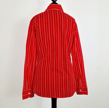 Einzigartige und nachhaltige Vintage Bluse in rot-weiss mit Streifen. Unique and sustainable vintage blouse in red-white with stripes. Back.