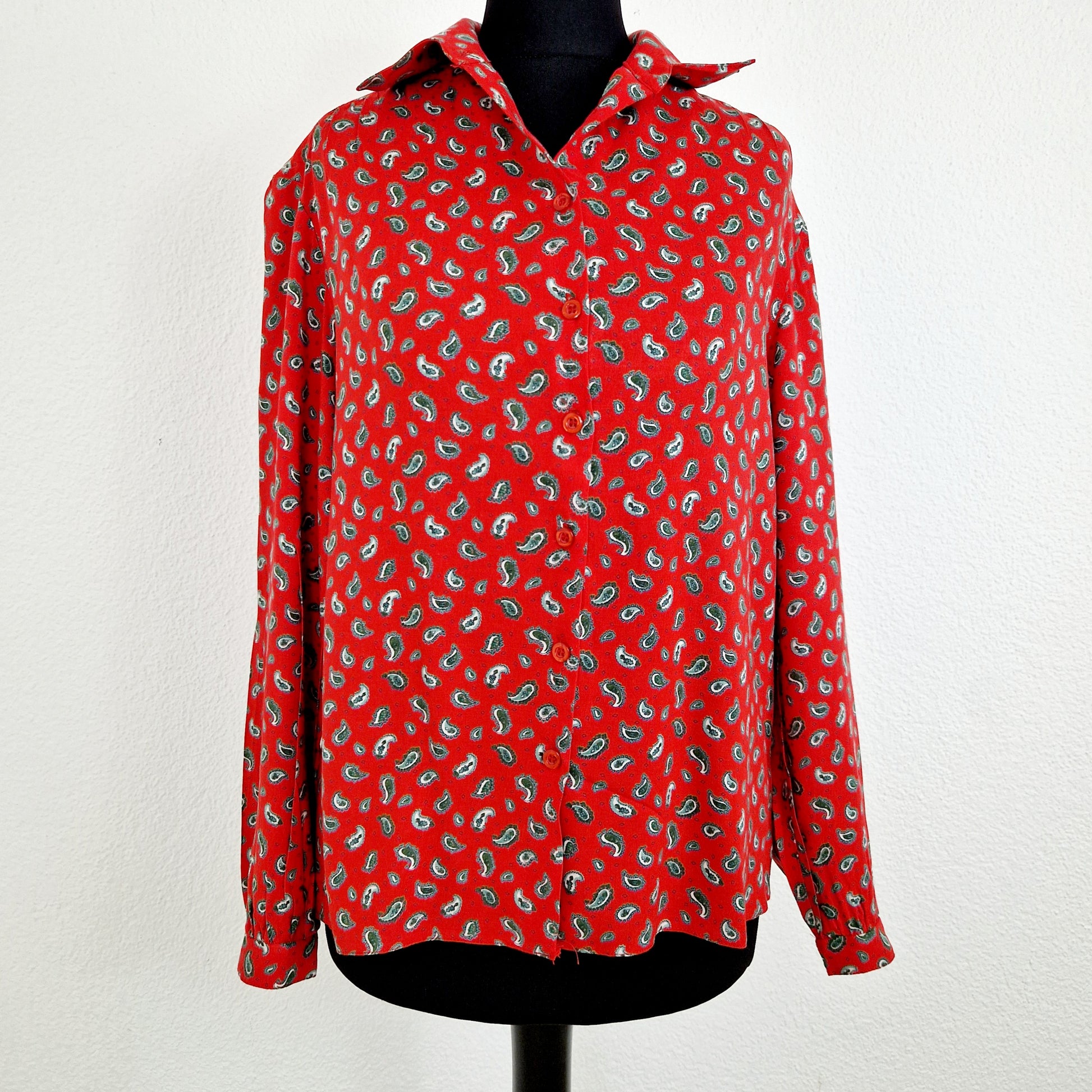 Einzigartige und nachhaltige Vintage Bluse in rot mit Paisley-Muster. Unique and sustainable vintage blouse in red with paisley pattern. Front.