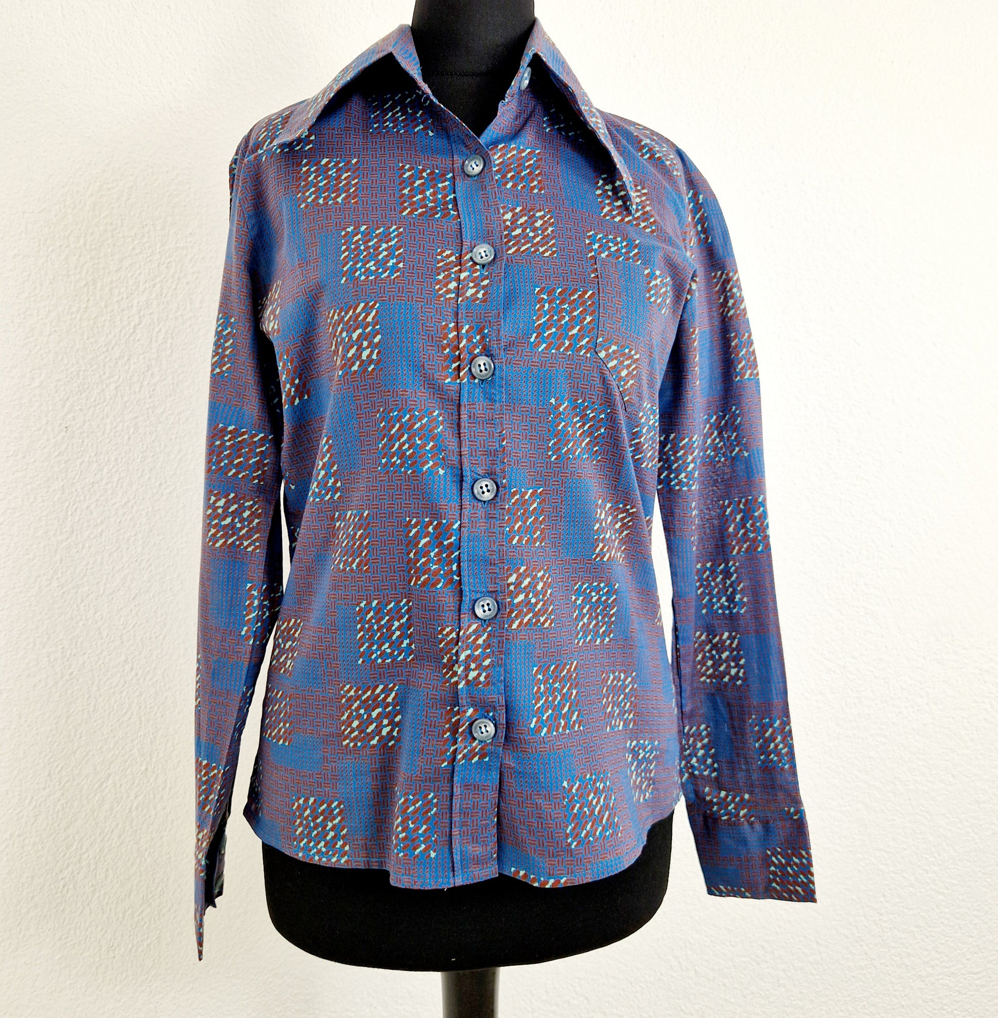 Einzigartige und nachhaltige Vintage Bluse in blau-braun-mint, geometrisch. Unique and sustainable vintage blouse in blue-brown-mint, geometric. Front.