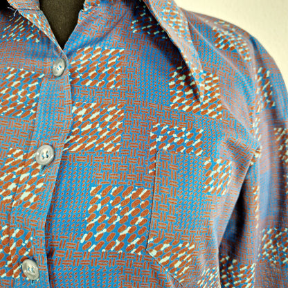 Einzigartige und nachhaltige Vintage Bluse in blau-braun-mint, geometrisch. Unique and sustainable vintage blouse in blue-brown-mint, geometric. Close-up.