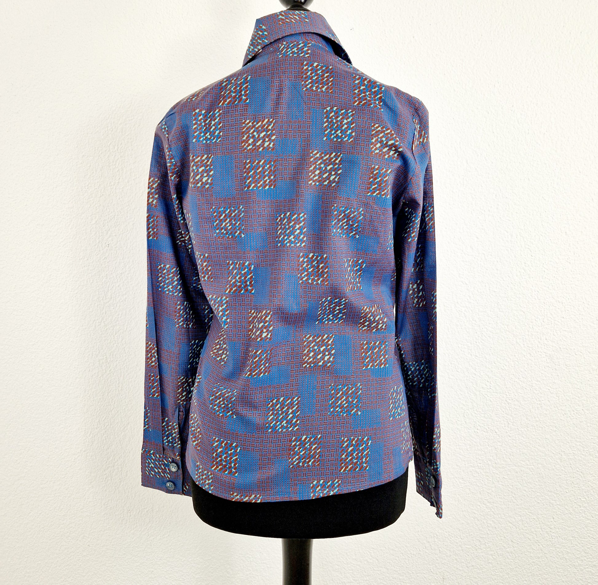 Einzigartige und nachhaltige Vintage Bluse in blau-braun-mint, geometrisch. Unique and sustainable vintage blouse in blue-brown-mint, geometric. Back.