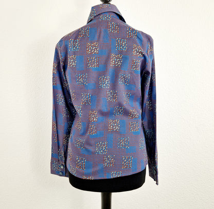 Einzigartige und nachhaltige Vintage Bluse in blau-braun-mint, geometrisch. Unique and sustainable vintage blouse in blue-brown-mint, geometric. Back.