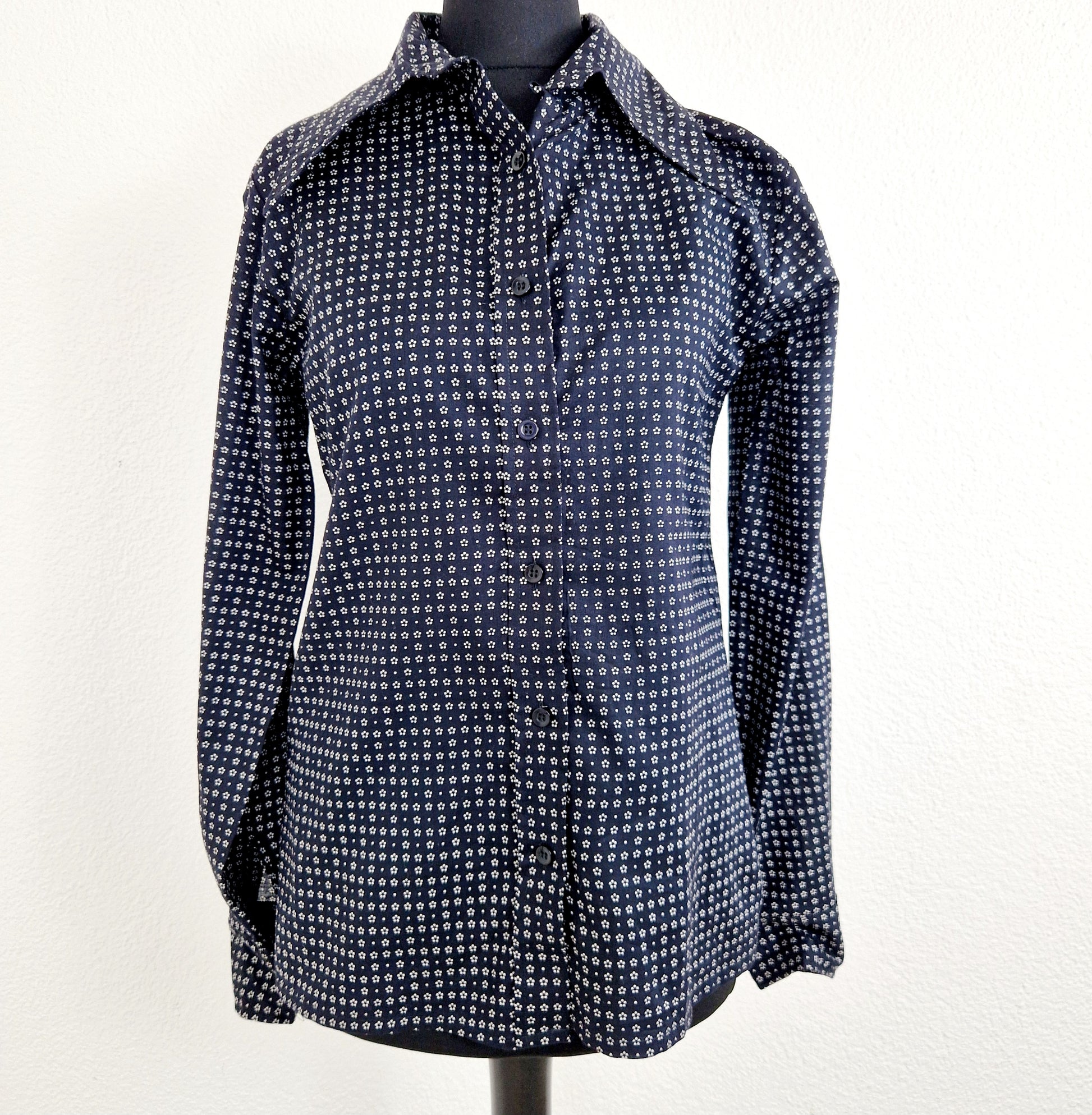 Einzigartige und nachhaltige  Vintage Bluse in dunkelblau mit weissen Blumen. Unique and sustainable vintage blouse in dark blue with white flowers. Front.