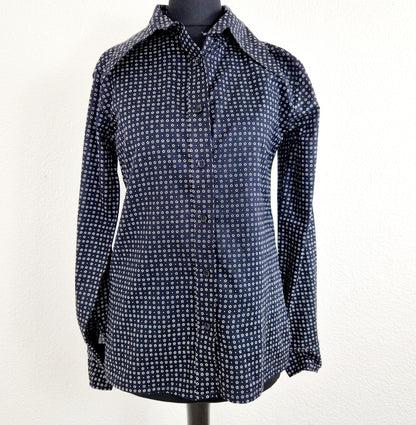 Einzigartige und nachhaltige  Vintage Bluse in dunkelblau mit weissen Blumen. Unique and sustainable vintage blouse in dark blue with white flowers. Front.