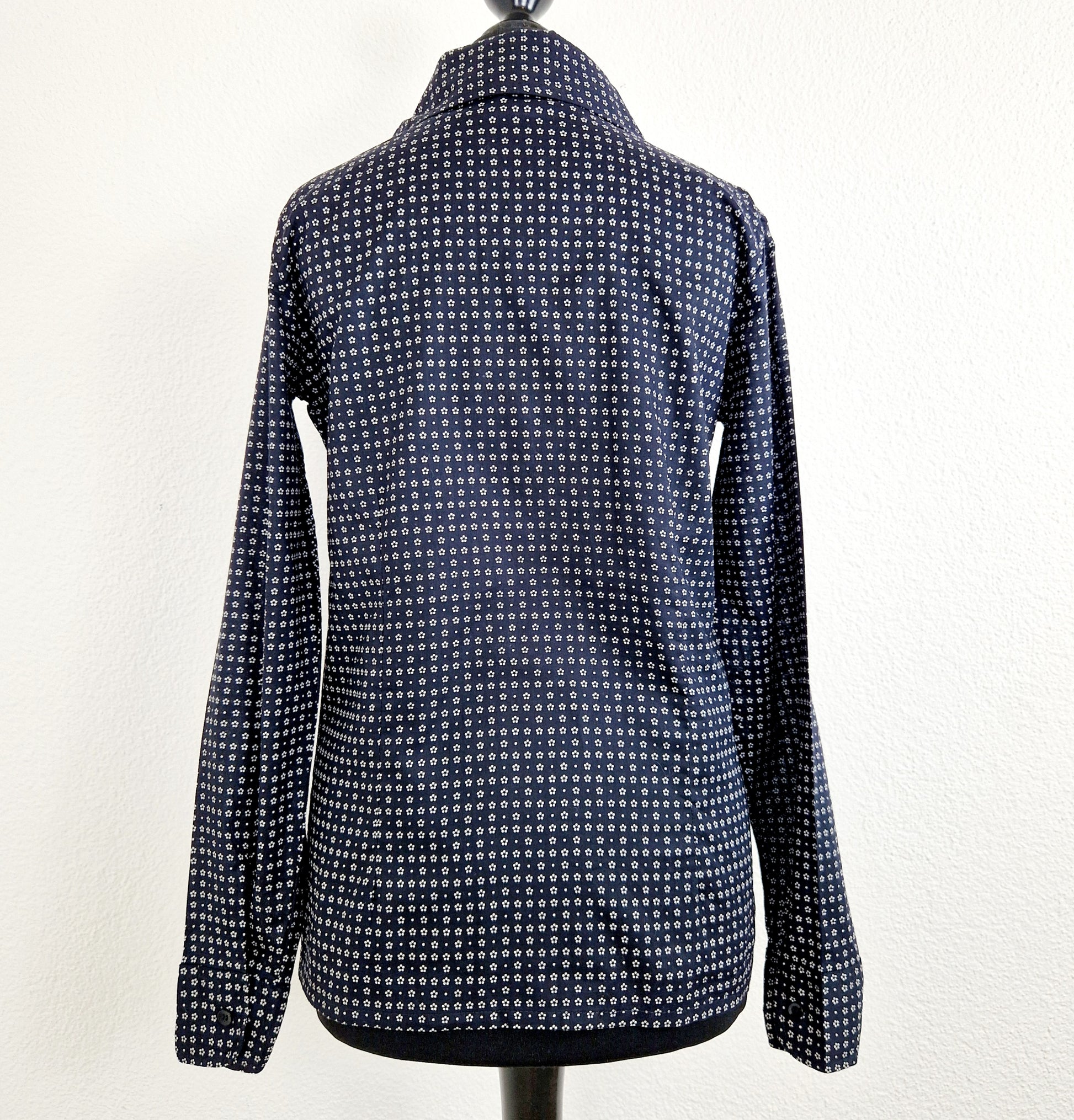 Einzigartige und nachhaltige  Vintage Bluse in dunkelblau mit weissen Blumen. Unique and sustainable vintage blouse in dark blue with white flowers. Back.