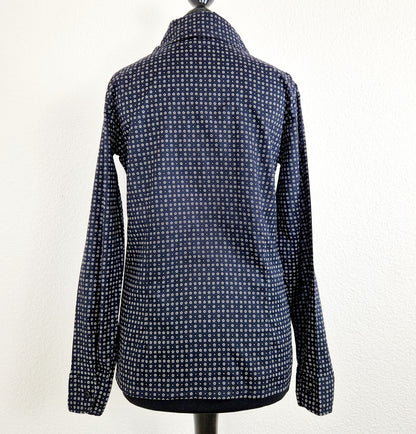 Einzigartige und nachhaltige  Vintage Bluse in dunkelblau mit weissen Blumen. Unique and sustainable vintage blouse in dark blue with white flowers. Back.