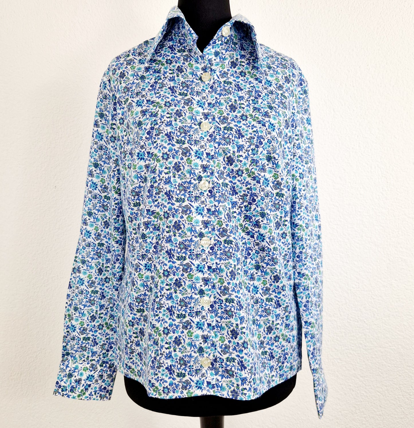 Einzigartige und nachhaltige Vintage Bluse in blau-türkis-weiss mit Blumen. Unique and sustainable vintage blouse in blue-turquoise-white with flowers. Front.