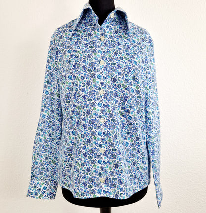 Einzigartige und nachhaltige Vintage Bluse in blau-türkis-weiss mit Blumen. Unique and sustainable vintage blouse in blue-turquoise-white with flowers. Front.