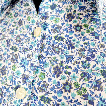 Einzigartige und nachhaltige Vintage Bluse in blau-türkis-weiss mit Blumen. Unique and sustainable vintage blouse in blue-turquoise-white with flowers. Close-up.