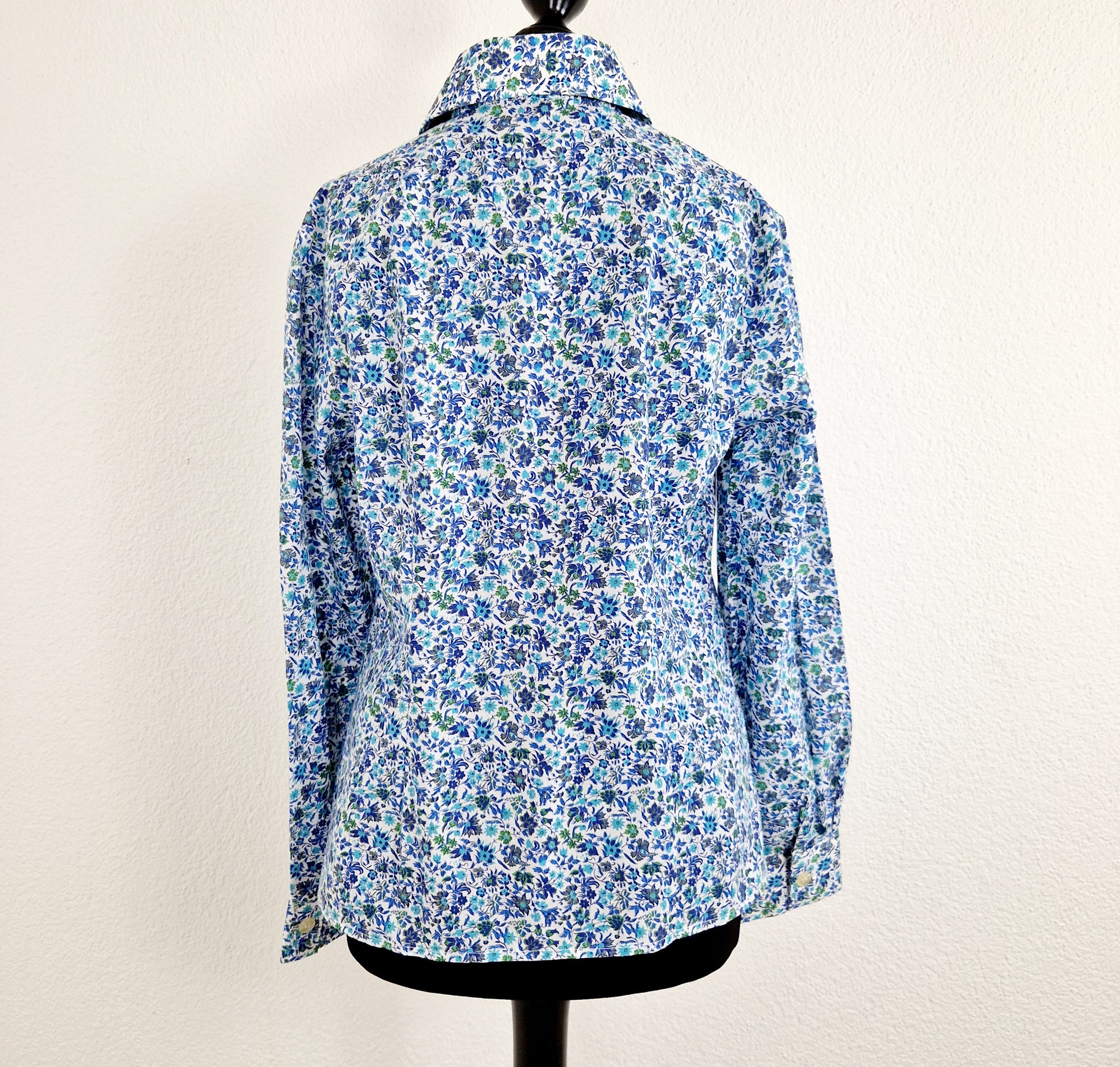 Einzigartige und nachhaltige Vintage Bluse in blau-türkis-weiss mit Blumen. Unique and sustainable vintage blouse in blue-turquoise-white with flowers. Back.