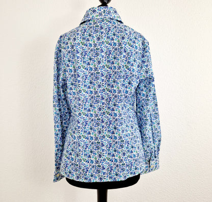 Einzigartige und nachhaltige Vintage Bluse in blau-türkis-weiss mit Blumen. Unique and sustainable vintage blouse in blue-turquoise-white with flowers. Back.