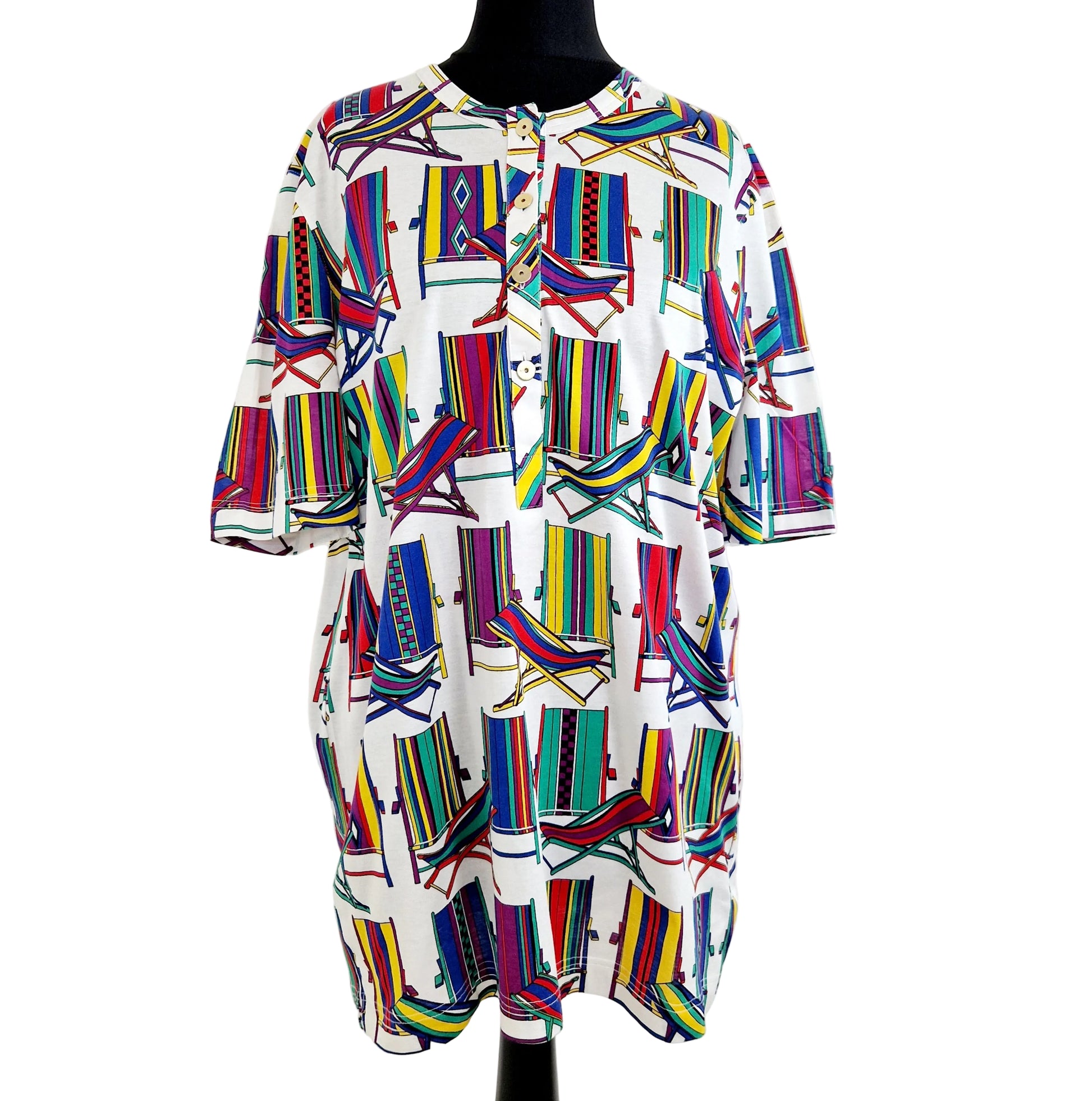 Einzigartiges und nachhaltiges Vintage T-Shirt in weiss-rot-grün, mit Liegestühlen. Front.