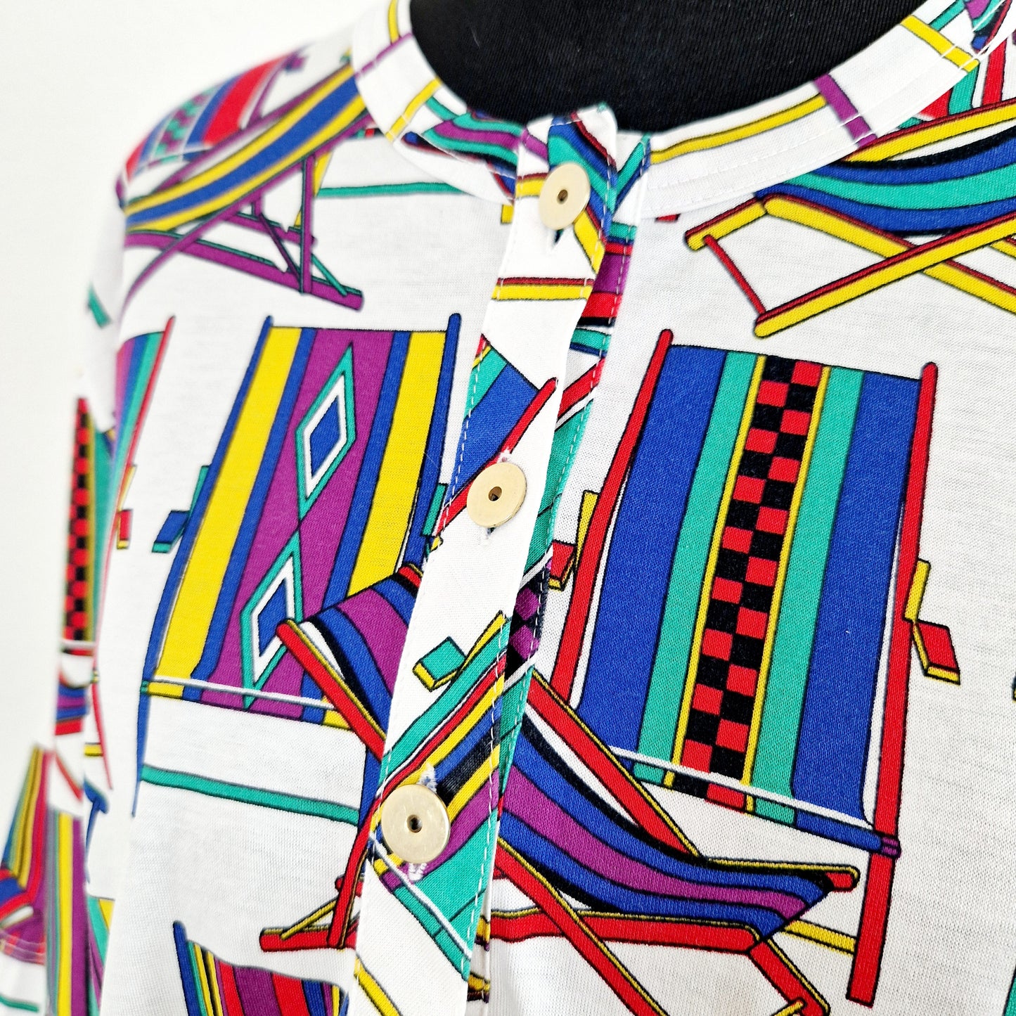 Einzigartiges und nachhaltiges Vintage T-Shirt in weiss-rot-grün, mit Liegestühlen. Close-up.