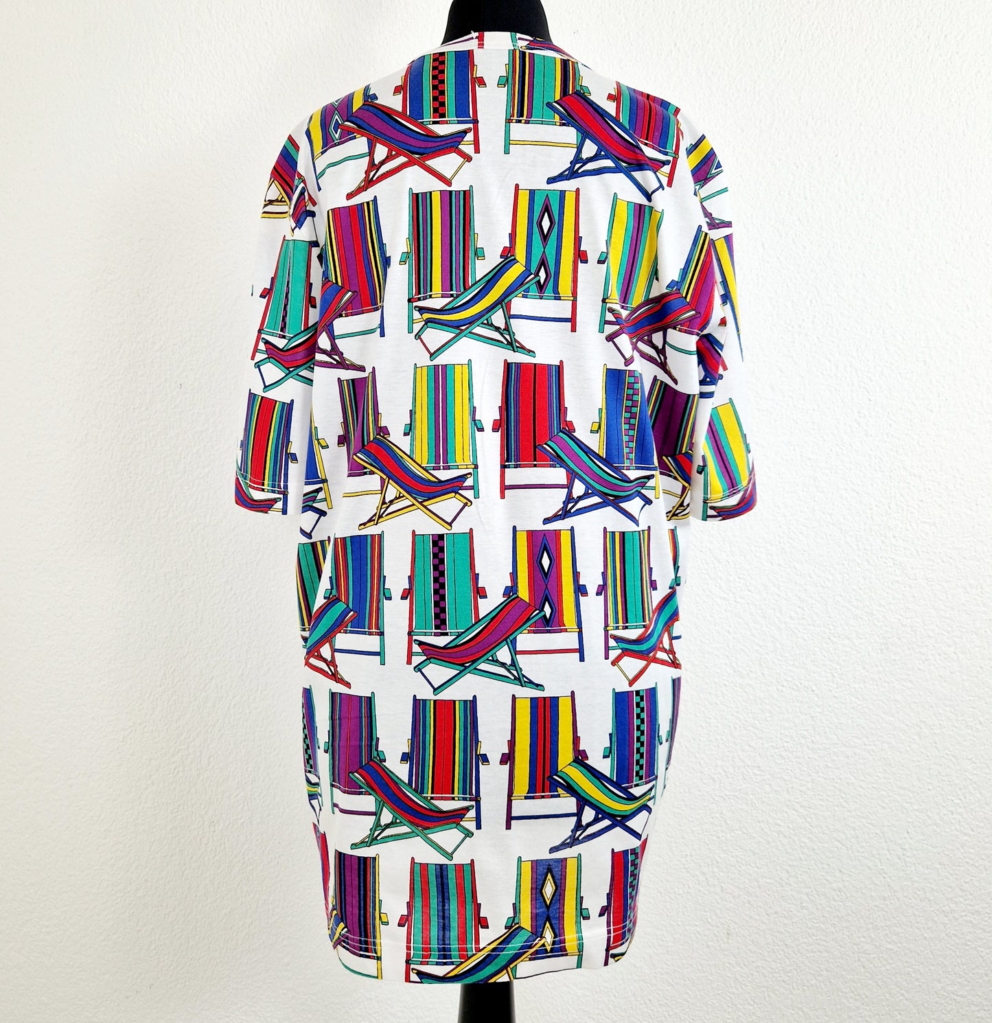 Einzigartiges und nachhaltiges Vintage T-Shirt in weiss-rot-grün, mit Liegestühlen. Back.