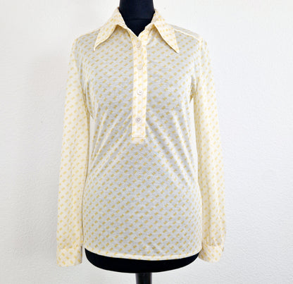 Einzigartige und nachhaltige Vintage Bluse in eierschale-gelb mit Maschen. Unique and sustainable vintage blouse in off-white-yellow with bows. Front.
