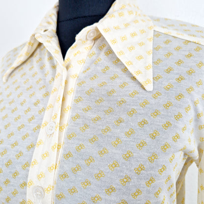 Einzigartige und nachhaltige Vintage Bluse in eierschale-gelb mit Maschen. Unique and sustainable vintage blouse in off-white-yellow with bows. Close-up.