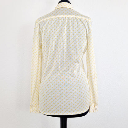 Einzigartige und nachhaltige Vintage Bluse in eierschale-gelb mit Maschen. Unique and sustainable vintage blouse in off-white-yellow with bows. Back.
