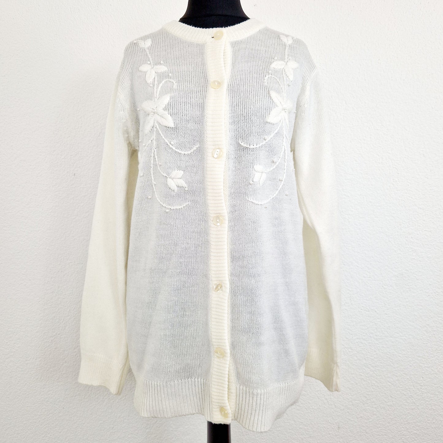 Einzigartiger und nachhaltiger Vintage Cardigan in Eierschale mit Blumenstickereien und Perlen. Unique and sustainable vintage cardigan in off-white with flower embroidery and pearls. Front.