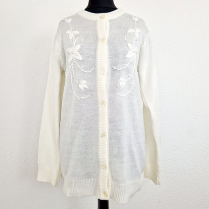 Einzigartiger und nachhaltiger Vintage Cardigan in Eierschale mit Blumenstickereien und Perlen. Unique and sustainable vintage cardigan in off-white with flower embroidery and pearls. Front.