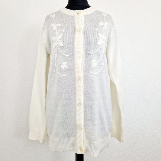 Einzigartiger und nachhaltiger Vintage Cardigan in Eierschale mit Blumenstickereien und Perlen. Unique and sustainable vintage cardigan in off-white with flower embroidery and pearls. Front.
