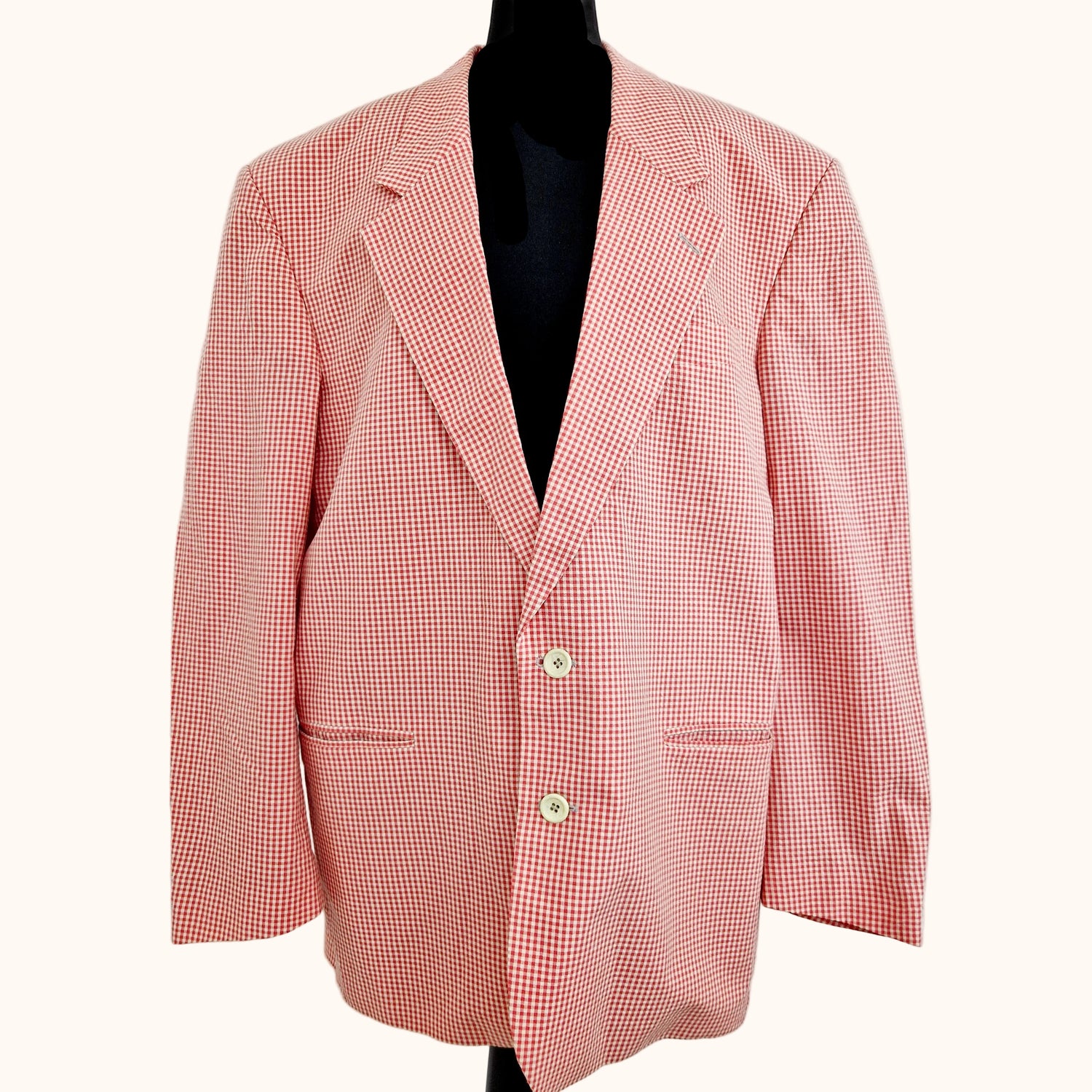 Einzigartiger und nachhaltiger Vintage Blazer in rosa-weiss, kariert. Unique and sustainable vintage blazer in pink-white, checked. Front.