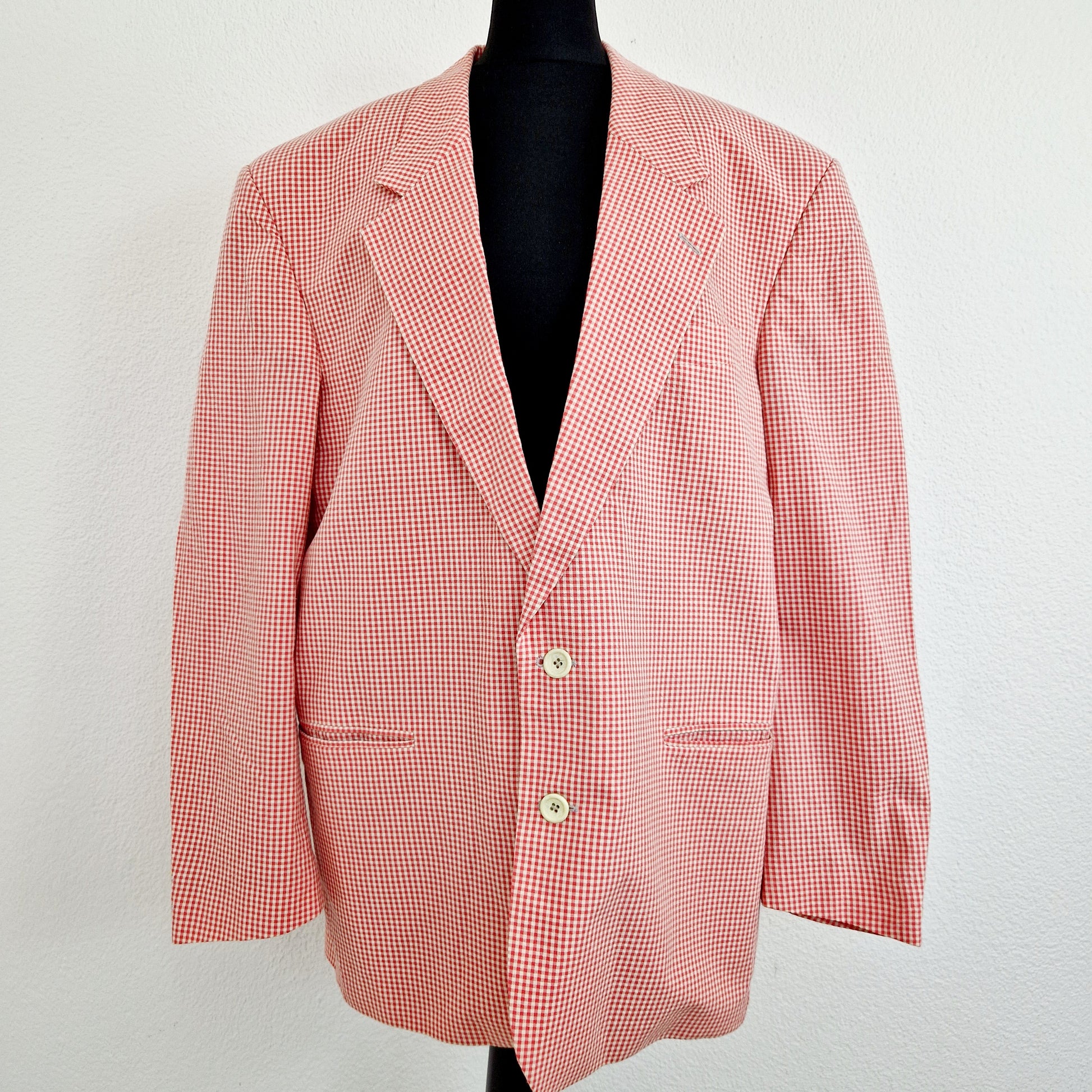 Einzigartiger und nachhaltiger Vintage Blazer in rosa-weiss, kariert. Unique and sustainable vintage blazer in pink-white, checked. Front.