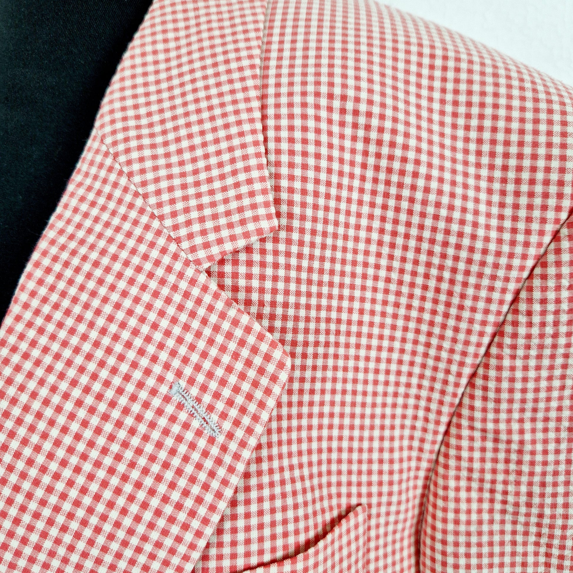 Einzigartiger und nachhaltiger Vintage Blazer in rosa-weiss, kariert. Unique and sustainable vintage blazer in pink-white, checked. Close-up.