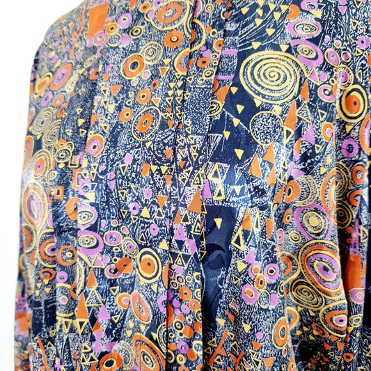 Einzigartige und nachhaltige Vintage Bluse, geometrisch, mit Kragen und Schleife. Unique and sustainable vintage blouse, geometric, with collar and bow. Close-up.