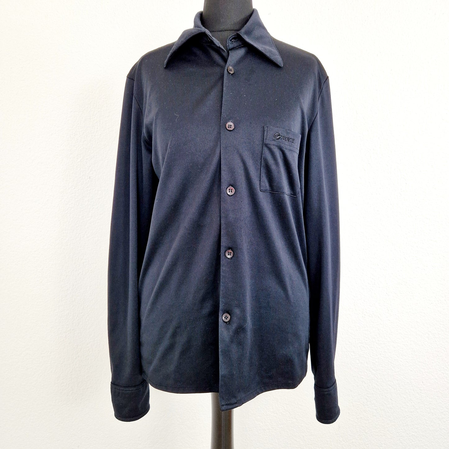 Einzigartige und nachhaltige Vintage Bluse in schwarz. Unique and sustainable vintage blouse in black. Front.