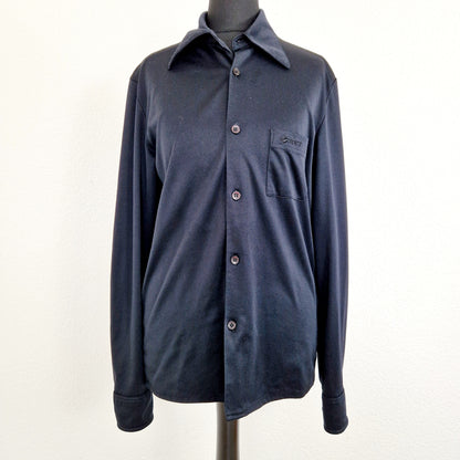 Einzigartige und nachhaltige Vintage Bluse in schwarz. Unique and sustainable vintage blouse in black. Front.
