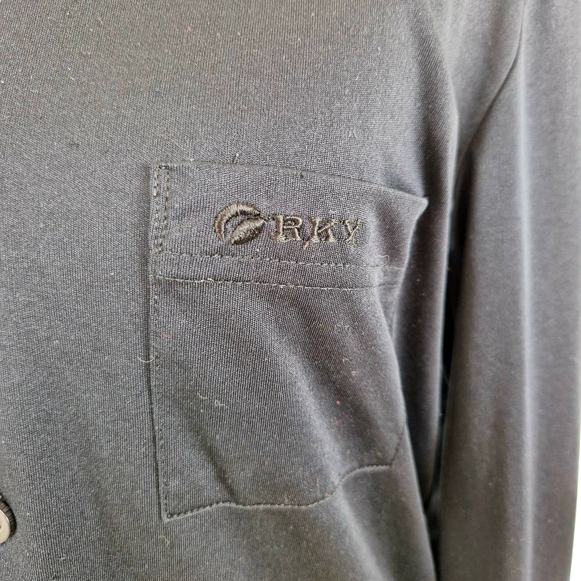 Einzigartige und nachhaltige Vintage Bluse in schwarz. Unique and sustainable vintage blouse in black. Close-up.