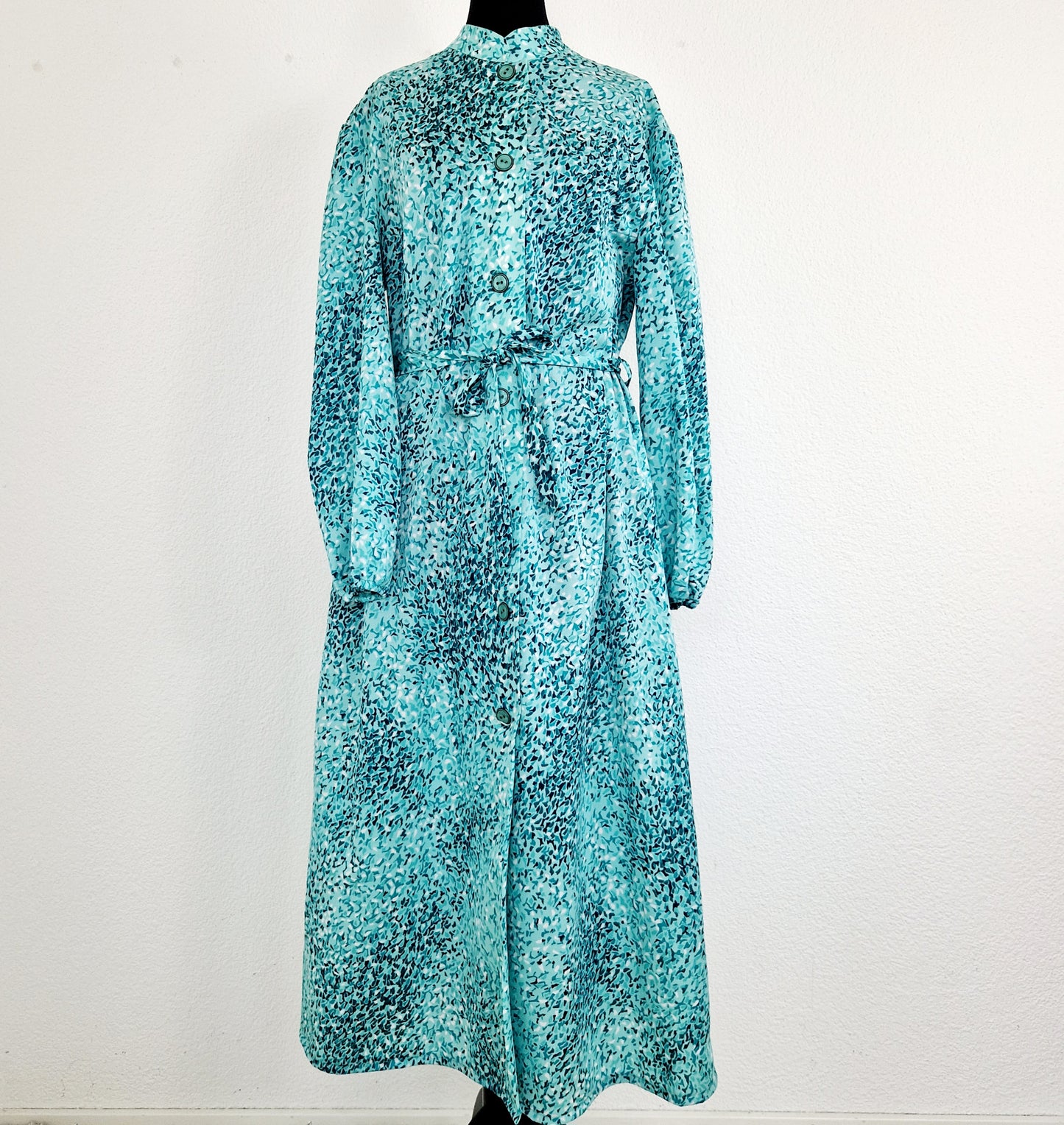 Einzigartiges und nachhaltiges Vintage Kleid in grün-weiss mit Gürtel. Unique and sustainable vintage dress in green-white with a belt. Front.