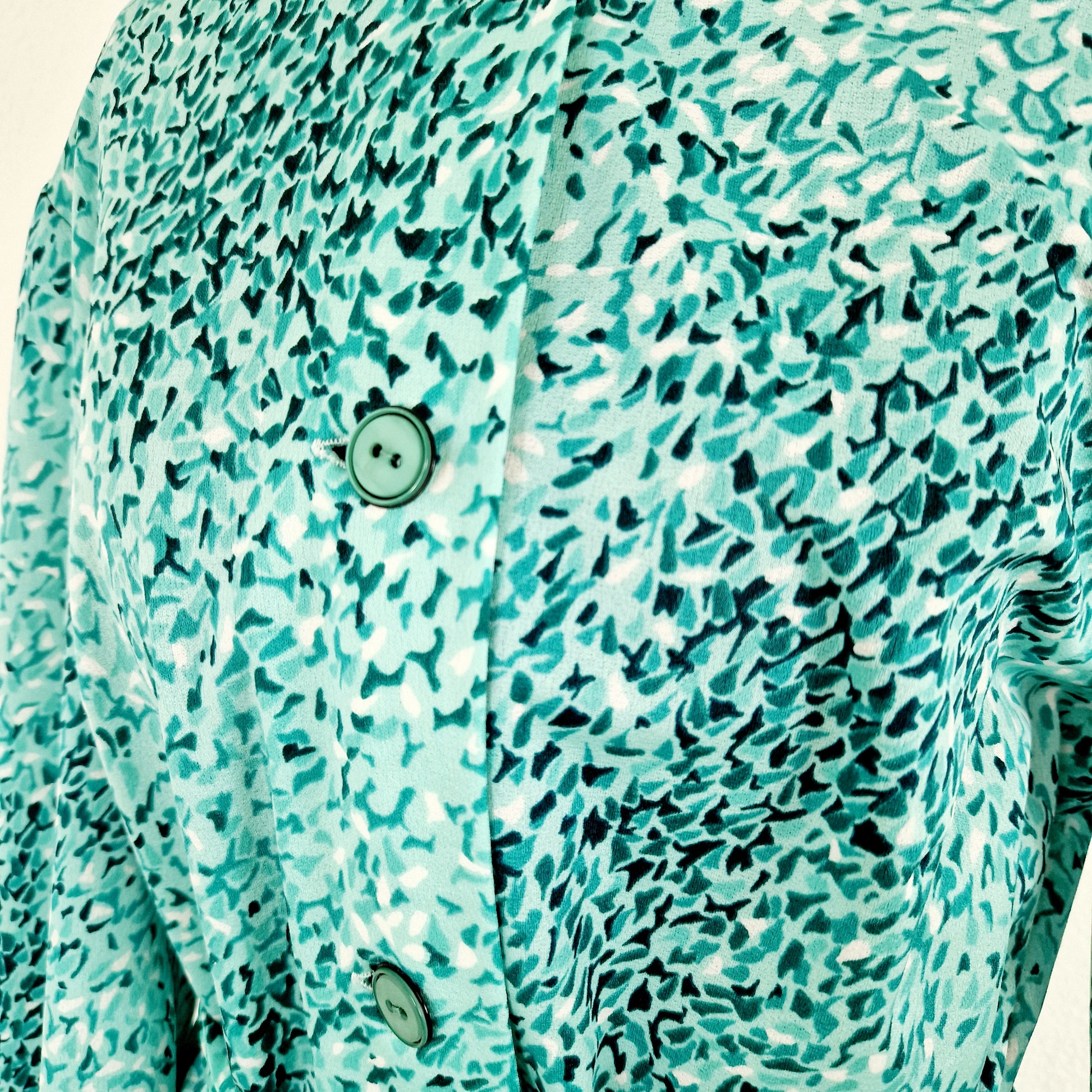 Einzigartiges und nachhaltiges Vintage Kleid in grün-weiss mit Gürtel. Unique and sustainable vintage dress in green-white with a belt. Close-up.