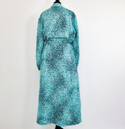 Einzigartiges und nachhaltiges Vintage Kleid in grün-weiss mit Gürtel. Unique and sustainable vintage dress in green-white with a belt. Back.