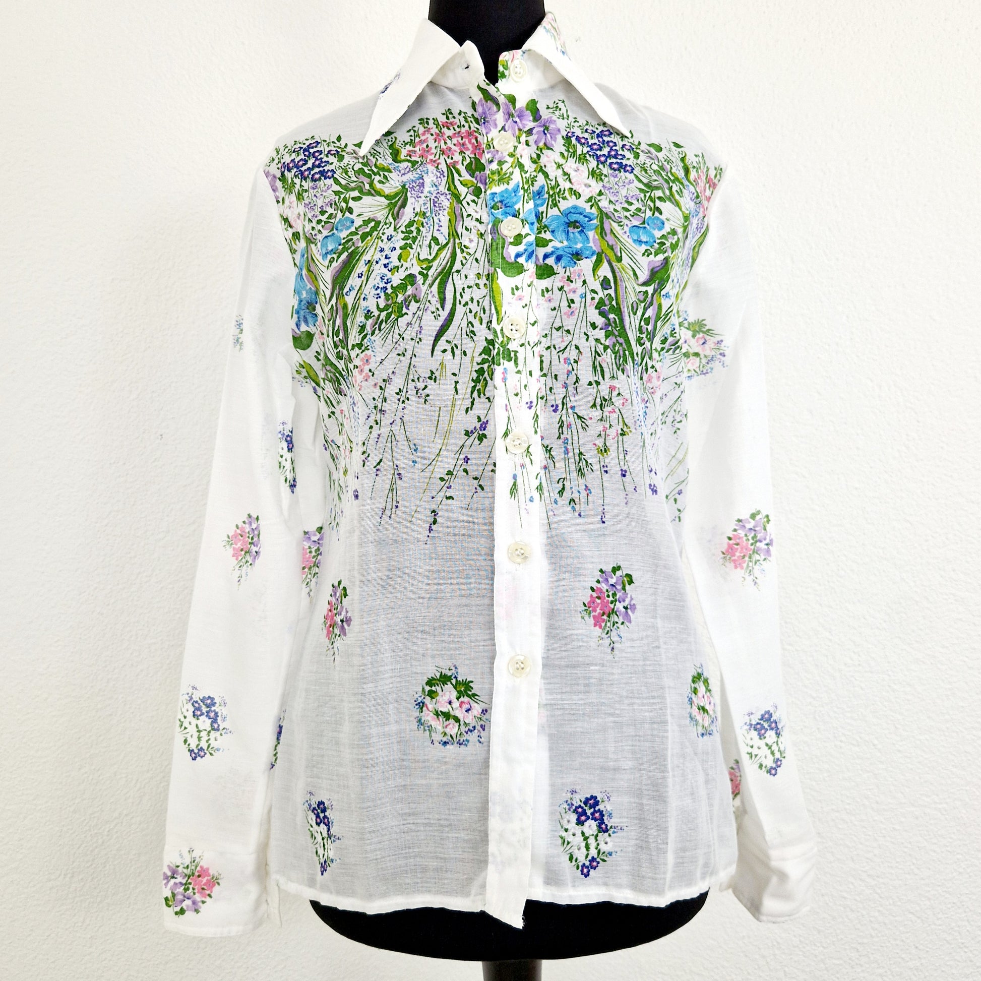 Einzigartige und nachhaltige Vintage Bluse mit Blumenwiese. Unique and sustainable vintage blouse with 	wildflower meadow. Front.