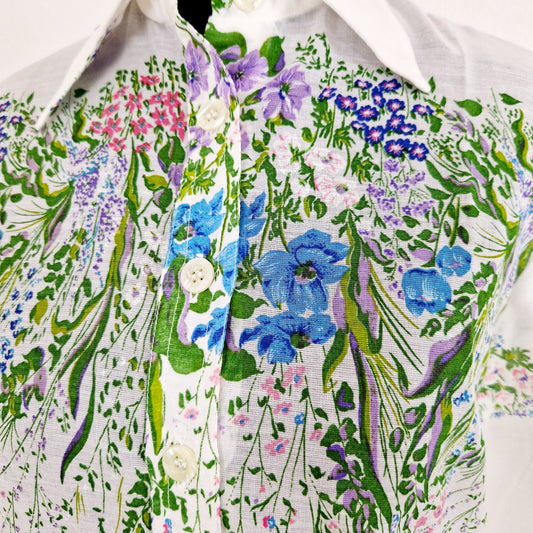 Einzigartige und nachhaltige Vintage Bluse mit Blumenwiese. Unique and sustainable vintage blouse with 	wildflower meadow. Close-up.