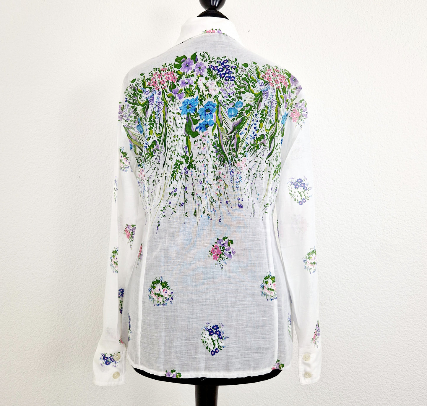 Einzigartige und nachhaltige Vintage Bluse mit Blumenwiese. Unique and sustainable vintage blouse with 	wildflower meadow. Back.