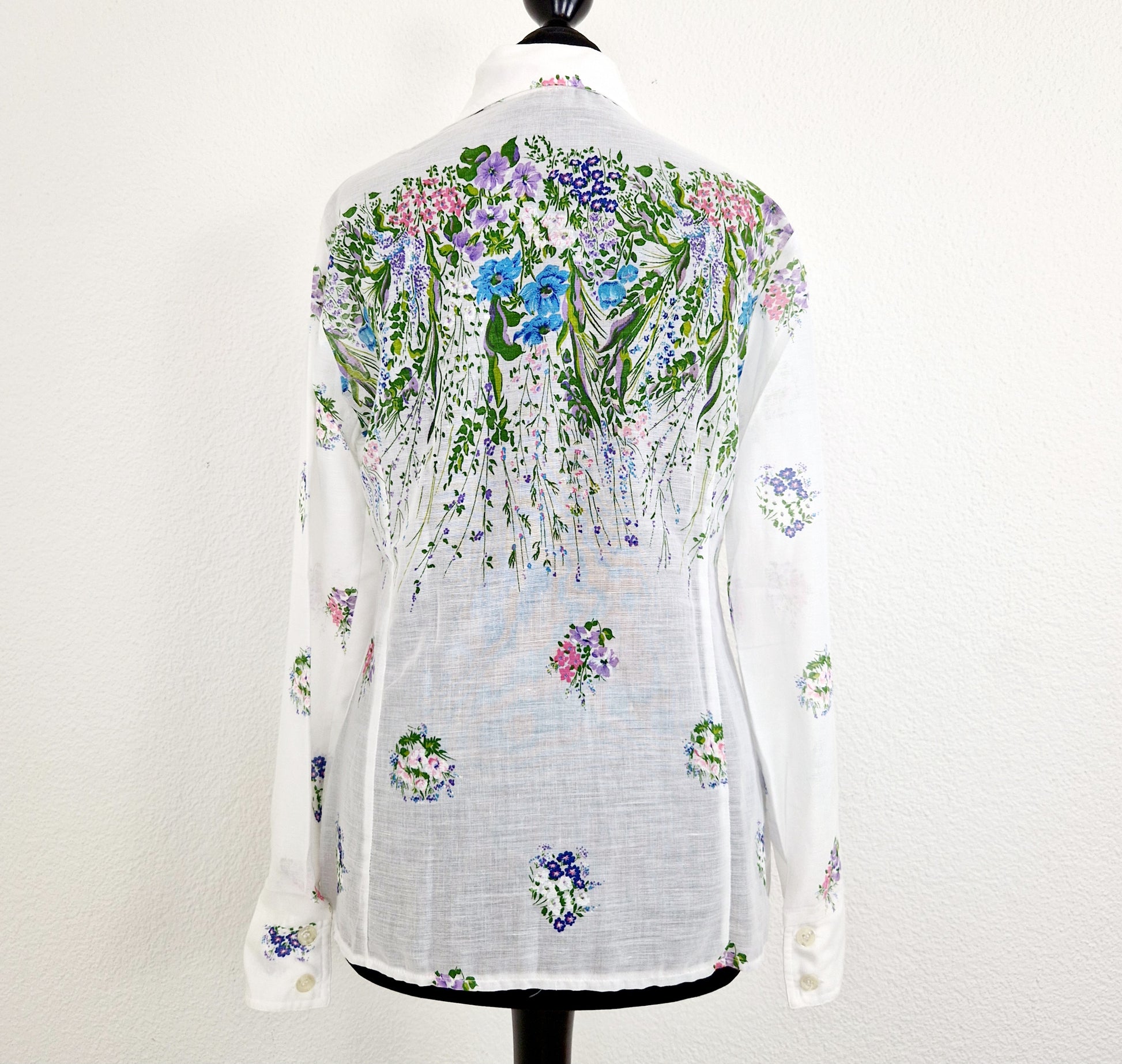 Einzigartige und nachhaltige Vintage Bluse mit Blumenwiese. Unique and sustainable vintage blouse with 	wildflower meadow. Back.