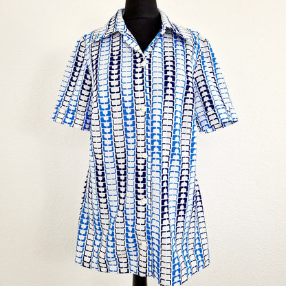 Einzigartie und nachhaltige Vintage Bluse in weiss-blau, geometrisch. Unique and sustainable vintage blouse in white-blue, geometrisch pattern. Front. 