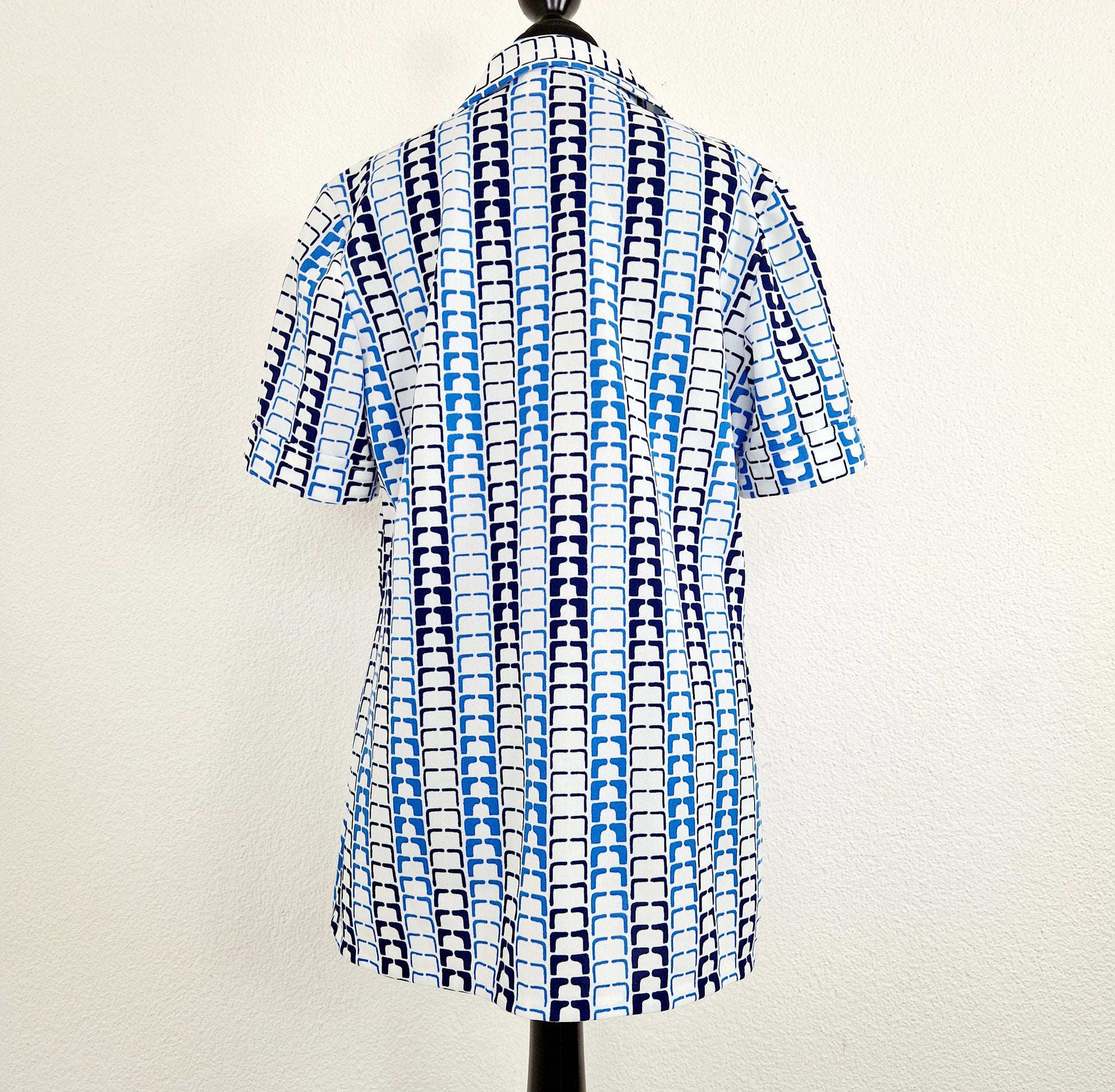 Einzigartie und nachhaltige Vintage Bluse in weiss-blau, geometrisch. Unique and sustainable vintage blouse in white-blue, geometrisch pattern. Back.