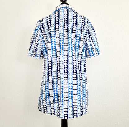 Einzigartie und nachhaltige Vintage Bluse in weiss-blau, geometrisch. Unique and sustainable vintage blouse in white-blue, geometrisch pattern. Back.