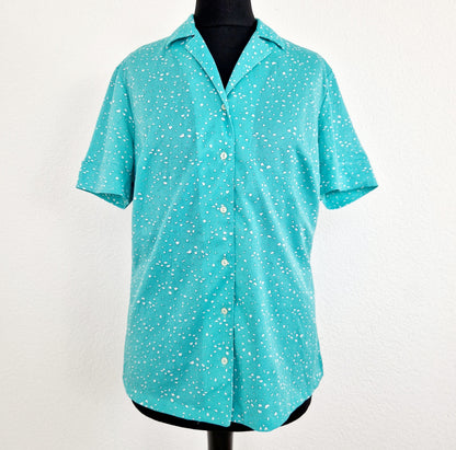 Einzigartige und nachhaltige Vintage Bluse in minttürkis mit Klecksen. Unique and sustainable vintage blouse in mint turquois with blurs. Front.