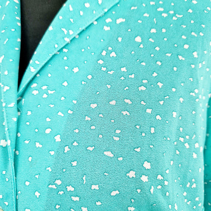 Einzigartige und nachhaltige Vintage Bluse in minttürkis mit Klecksen. Unique and sustainable vintage blouse in mint turquois with blurs. Close-up.