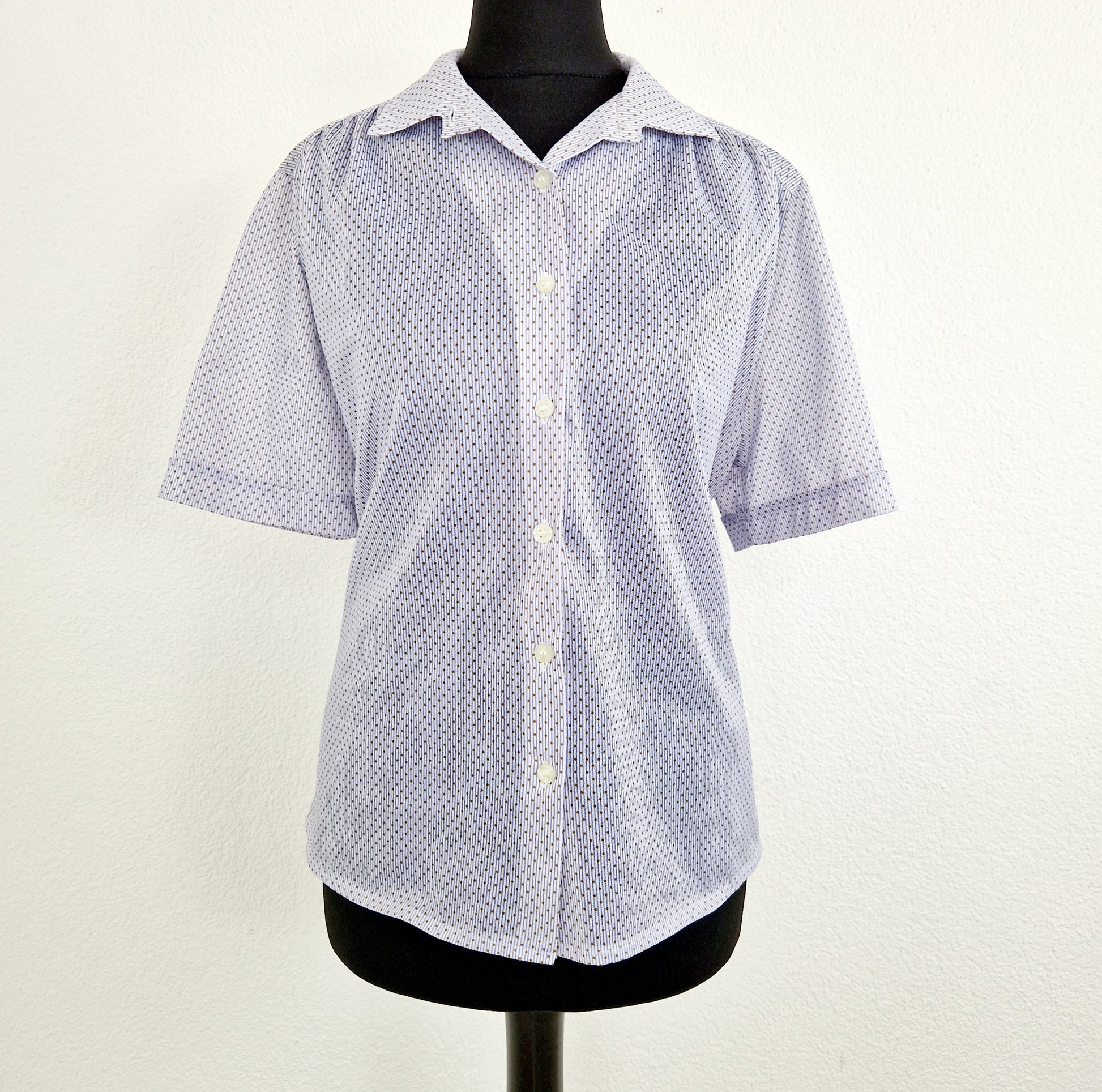 Einzigartige und nachhaltige Vintage Bluse, Kurzarm, in weiss-blau-grün mit Streifen und Punkten. Unique and sustainable vintage blouse, short sleeved, in white-blue-green with stripes and polka dots. Front. 