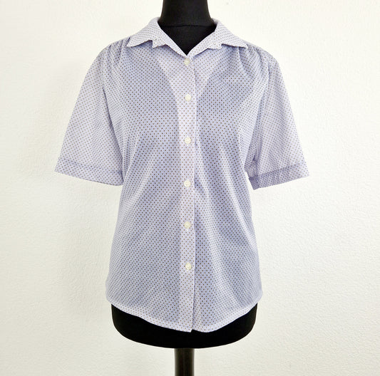 Einzigartige und nachhaltige Vintage Bluse, Kurzarm, in weiss-blau-grün mit Streifen und Punkten. Unique and sustainable vintage blouse, short sleeved, in white-blue-green with stripes and polka dots. Front. 
