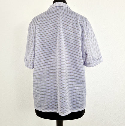 Einzigartige und nachhaltige Vintage Bluse, Kurzarm, in weiss-blau-grün mit Streifen und Punkten. Unique and sustainable vintage blouse, short sleeved, in white-blue-green with stripes and polka dots. Back.