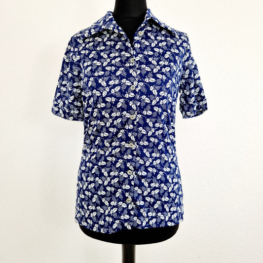 Einzigartige und nachhaltige Vintage Bluse in blau-weiss mit Blumen. Unique and sustainable vintage blouse in blue-white with flowers. Front.