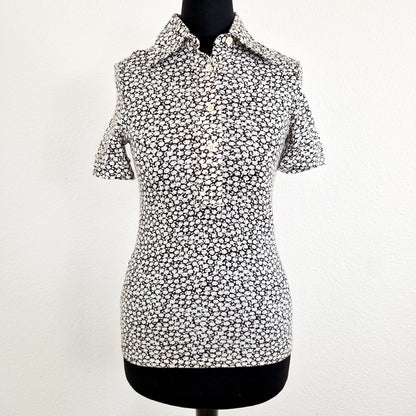 Einzigartige und nachhaltige Vintage Bluse in weiss-braun. Unique and sustainable vintage blouse in white-brown. Front.